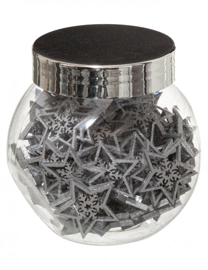 Gros plan sur le motif flocon de neige des décorations étoiles pour table argentées en bois à paillettes