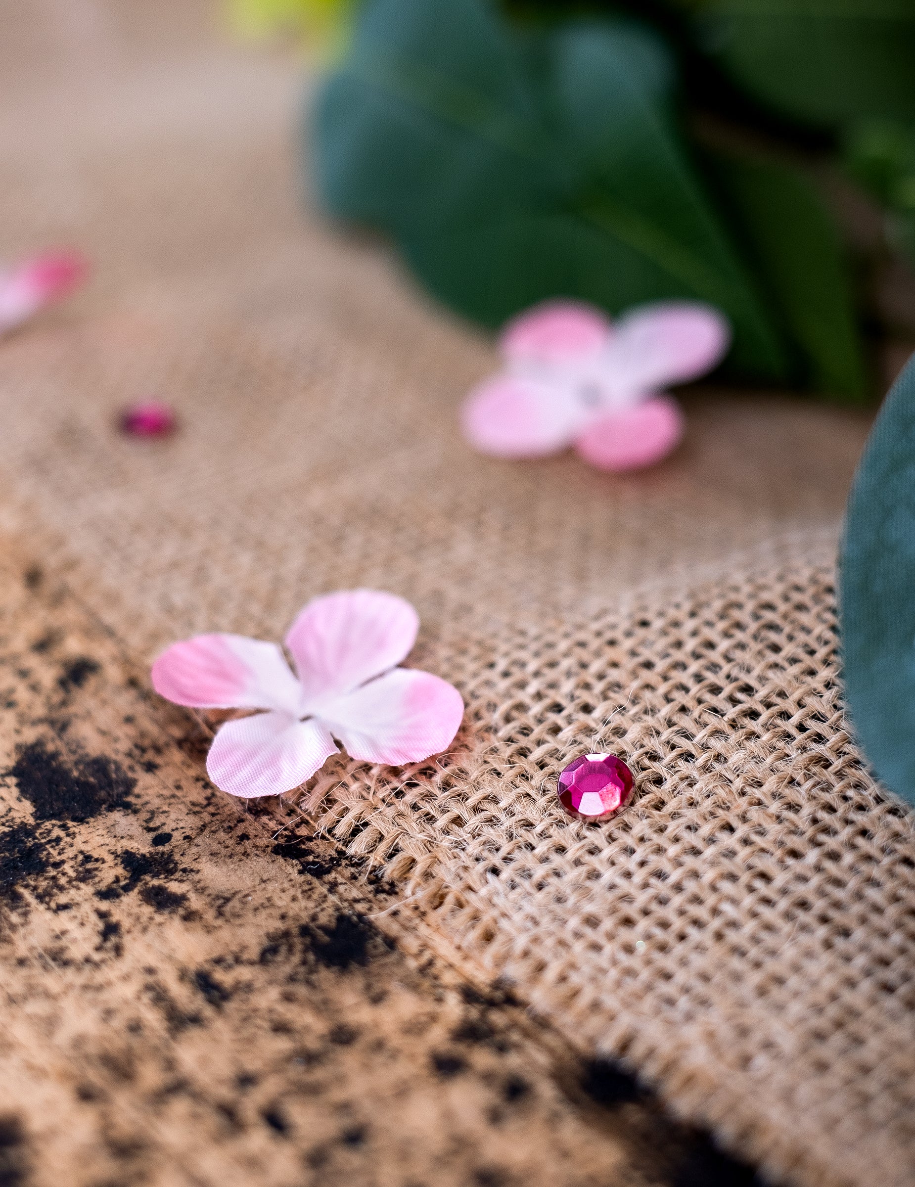 Mise en situation sur de la toile de jute des confettis de table ronds pour anniversaire fuchsia