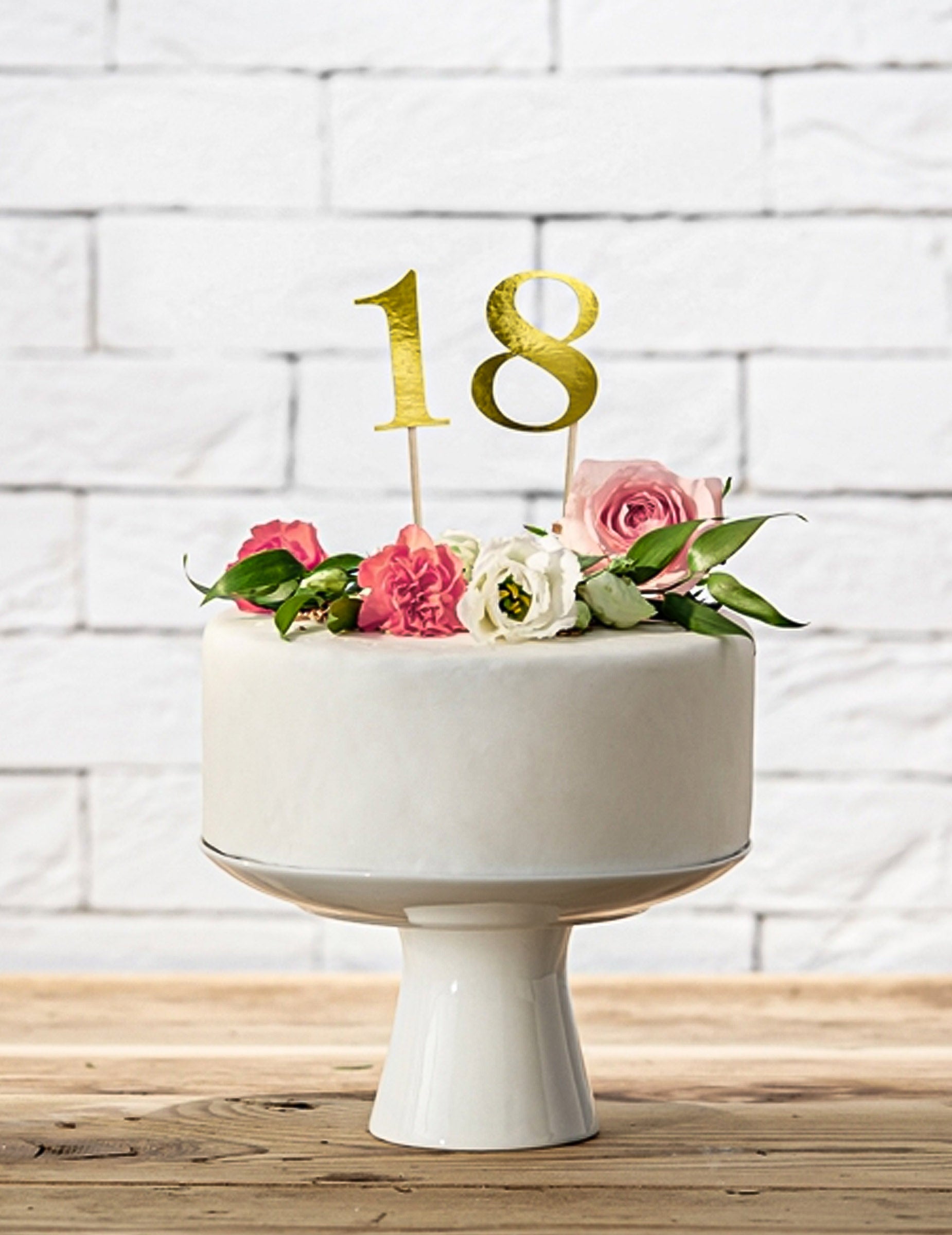 Mise en situation sur un gâteau du marque tables sur piques chiffres 0 à 10 dorés