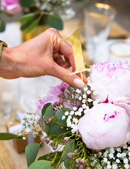 Mise en situation dans un bouquet de fleurs du marque tables sur piques chiffres 0 à 10 dorés