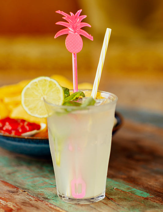Mise en situation de l'agitateur rose des agitateurs à cocktail ananas pour fête
