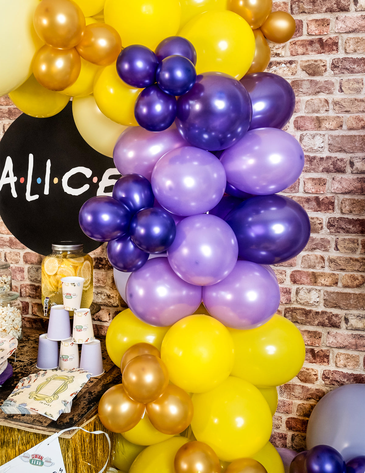 Mise en situation dans une arche des ballons métallisés de fête pour décoration parme