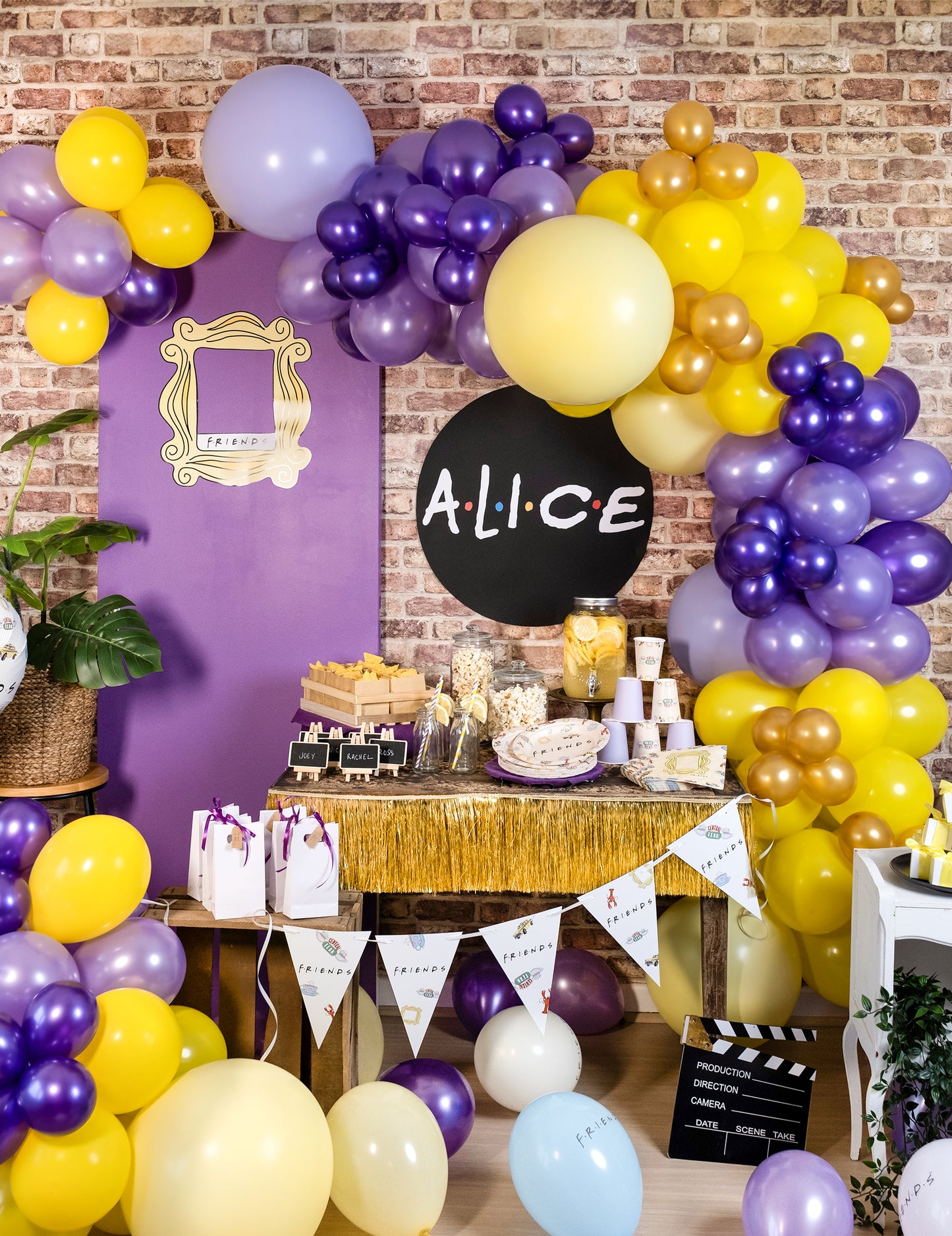 A lila fémes léggömbök egy ívben való elhelyezése