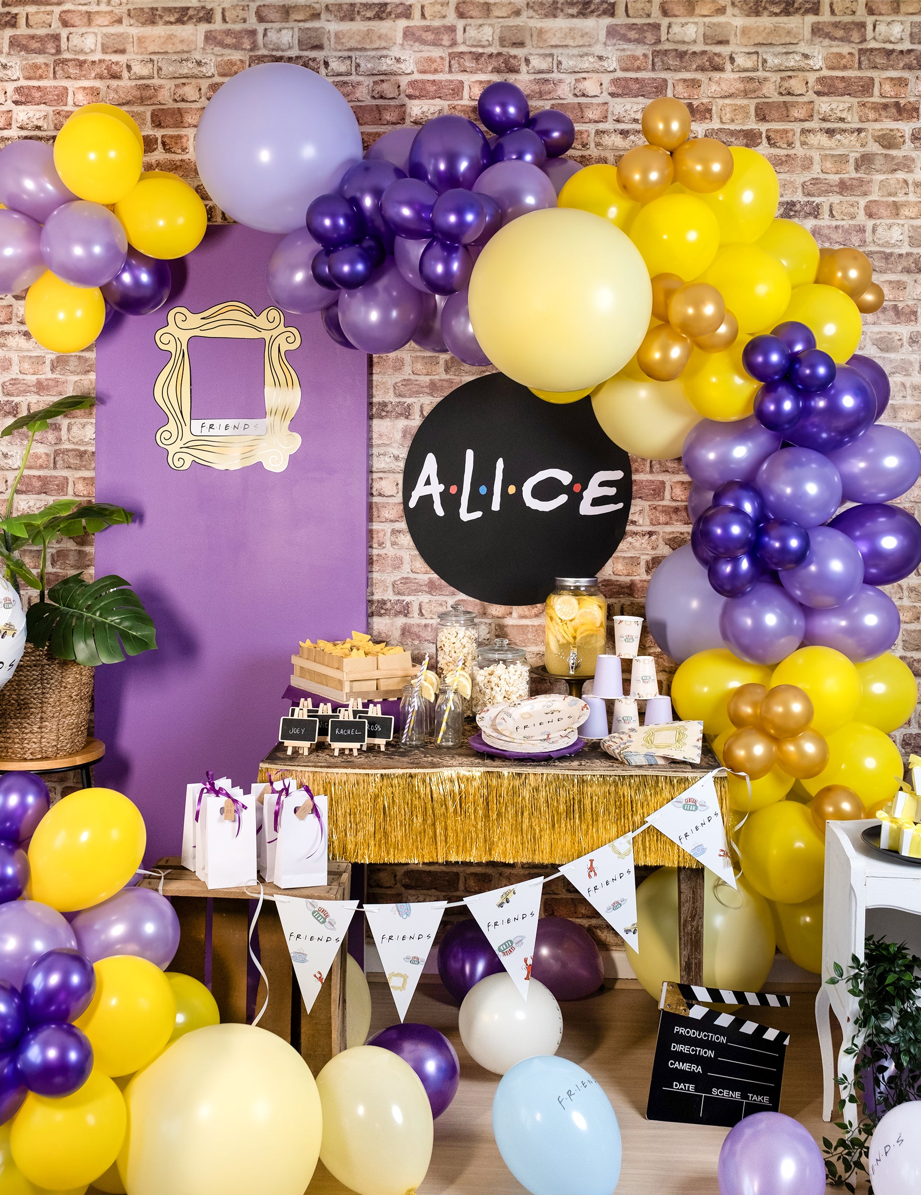 A lila fémes léggömbök egy ívben való elhelyezése