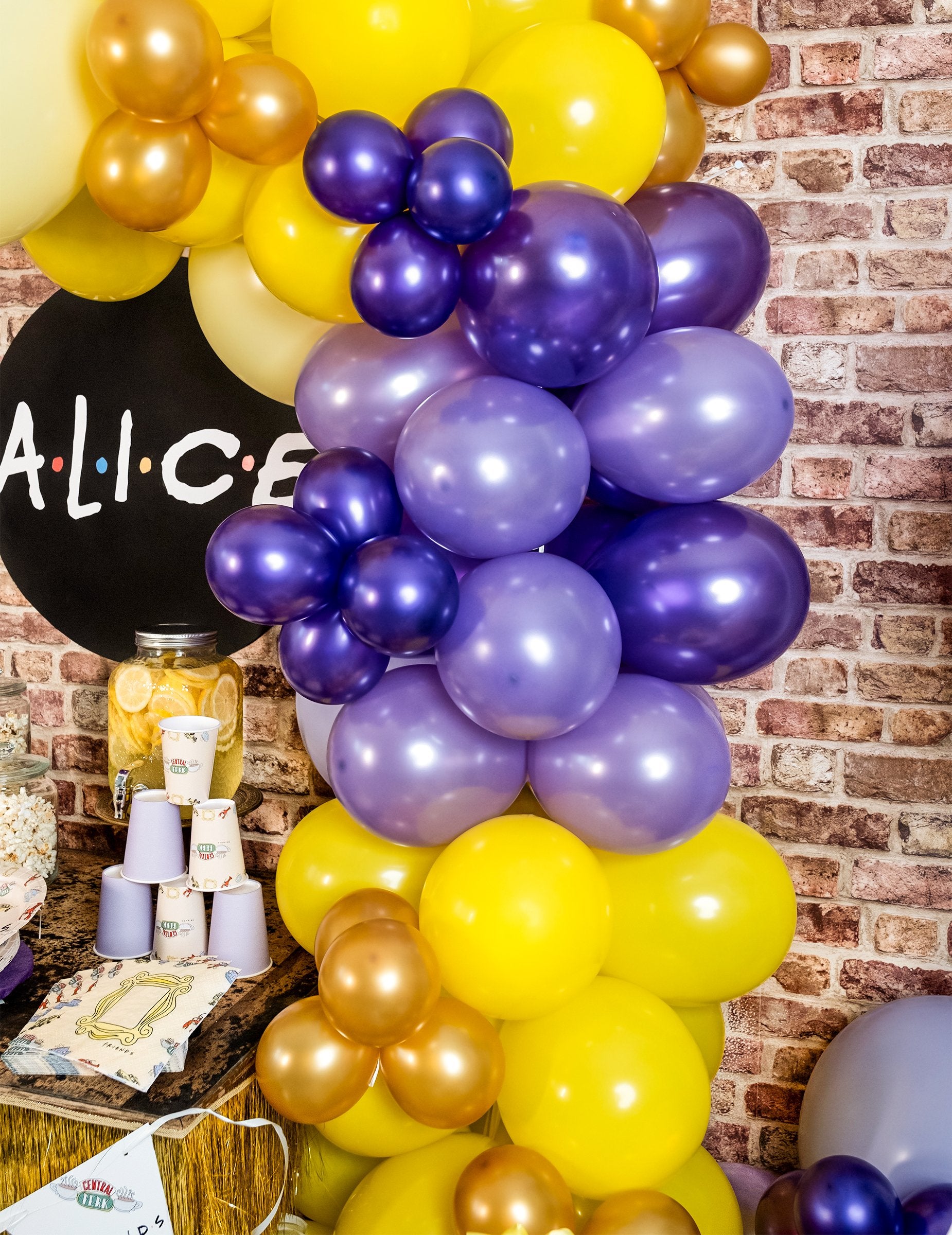 A lila fémes léggömbök ünnepi dekorációjának bemutatása