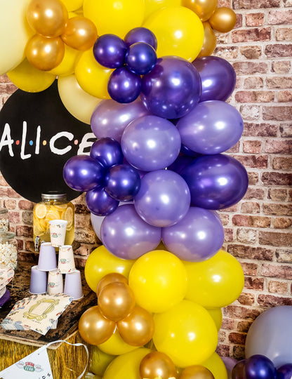 A lila fémes léggömbök ünnepi dekorációjának bemutatása