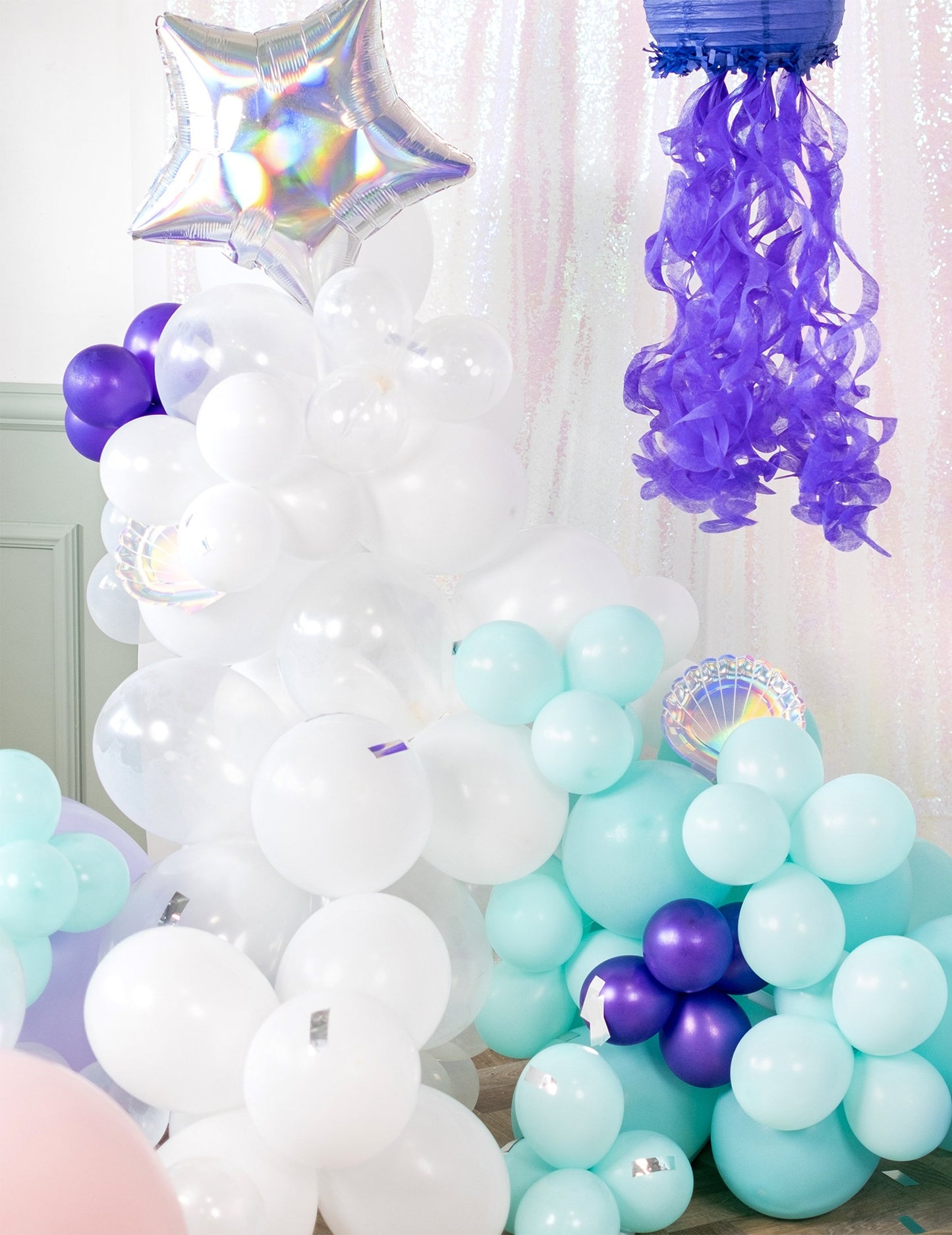 Az átlátszó lufik ünnepi elhelyezése