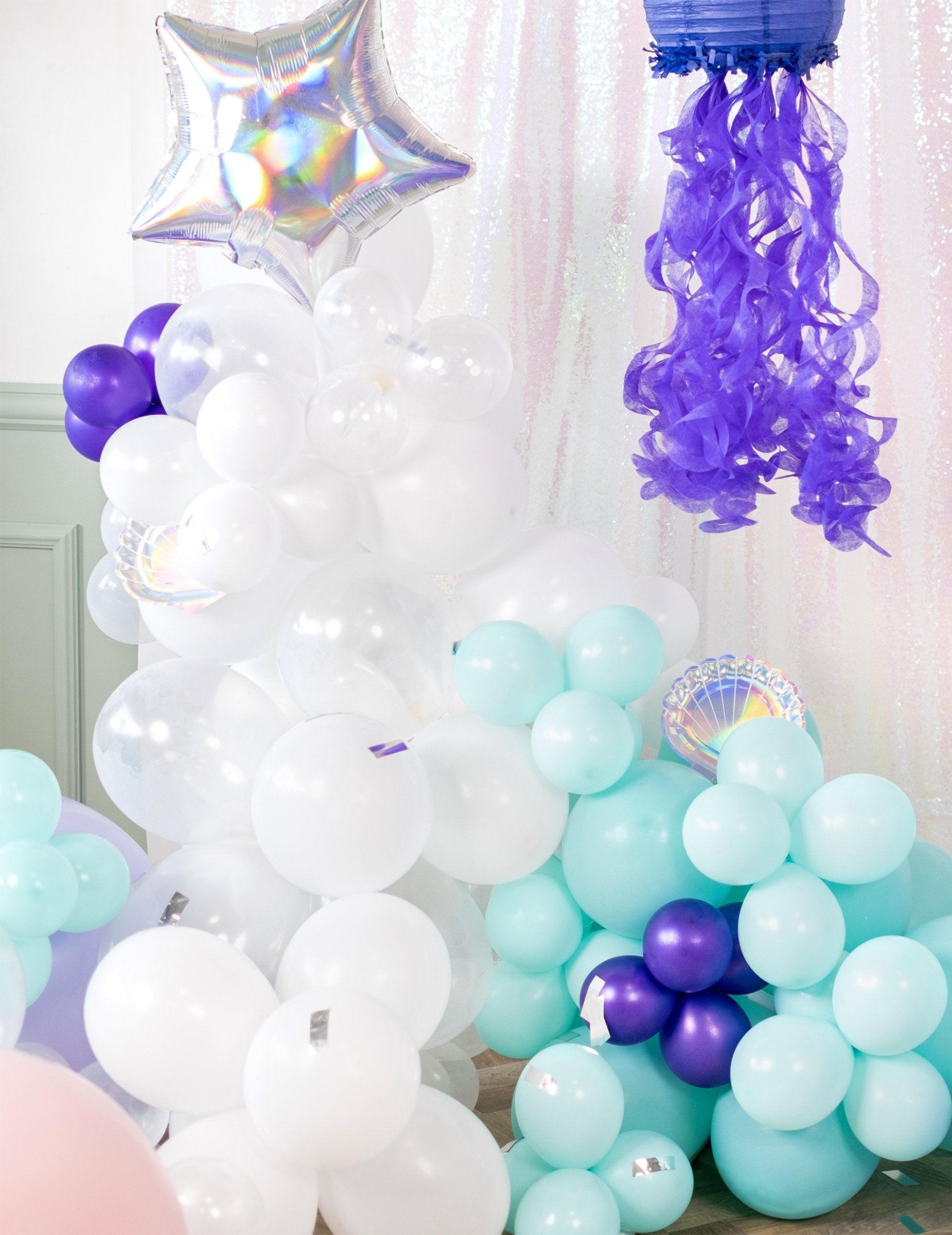 Az átlátszó lufik ünnepi elhelyezése