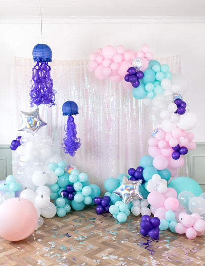 Átlátszó lufikból készült ív ünnepre