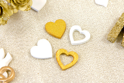 12 fa konfetti darab, fehér és arany szívek, 2 x 2 cm áttört és tömör