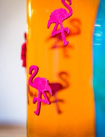 Gros plan sur les détails de la décoration de flamants roses pour fête exotique en bois rose