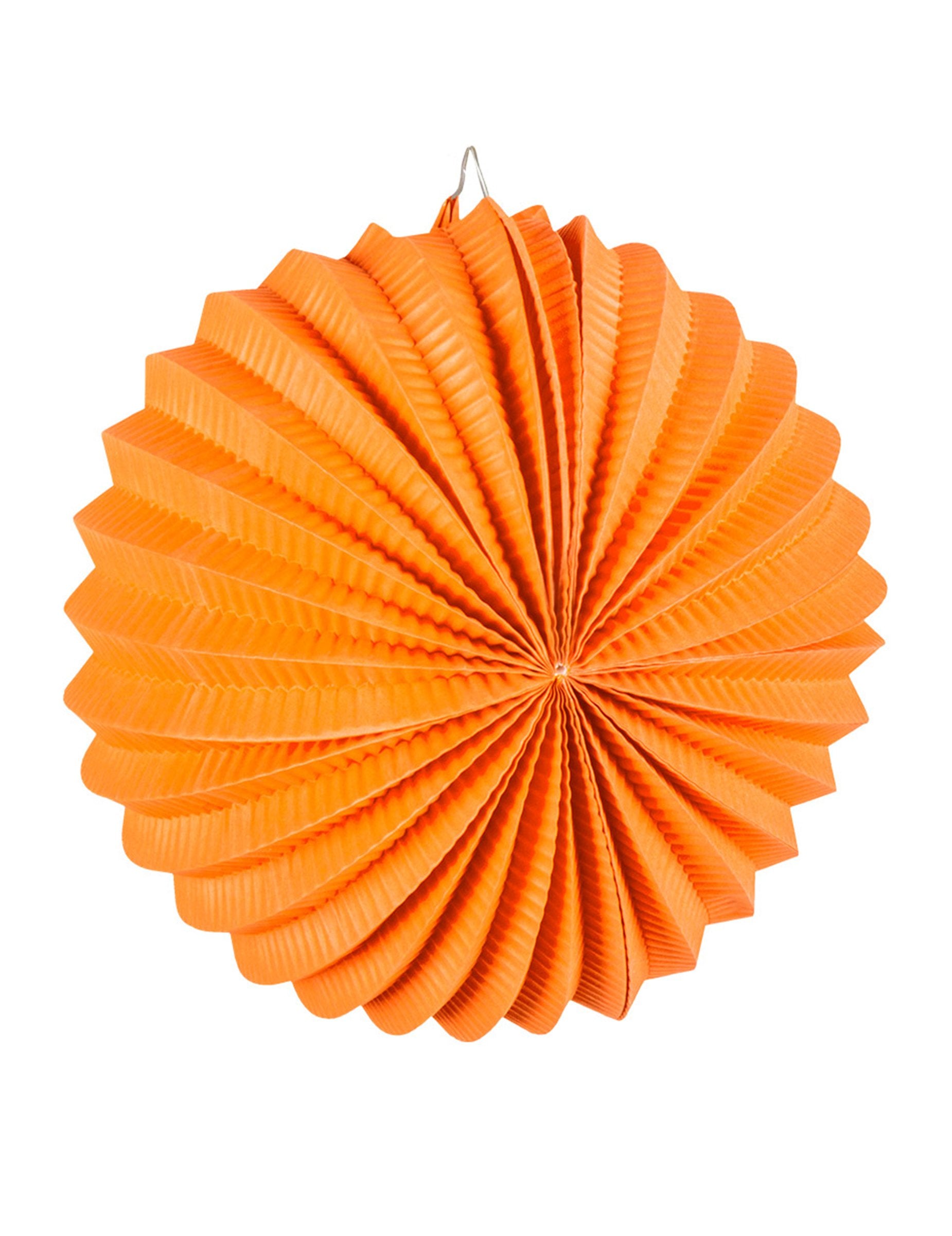 Narancssárga lámpa a kerek, színes papírlámpák közül a bulira