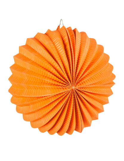 Narancssárga lámpa a kerek, színes papírlámpák közül a bulira