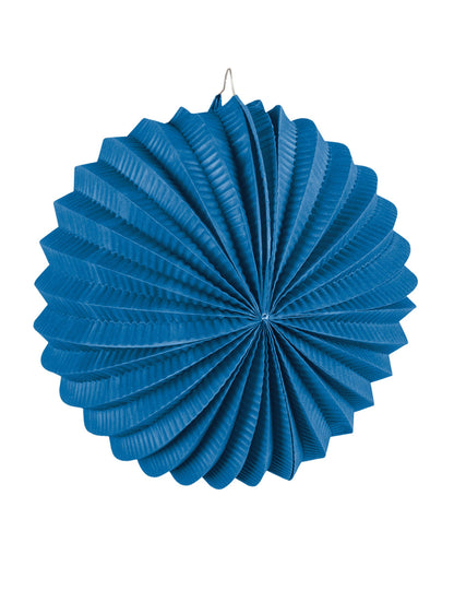 Kék lámpa a kerek, színes papírlámpák közül a bulira