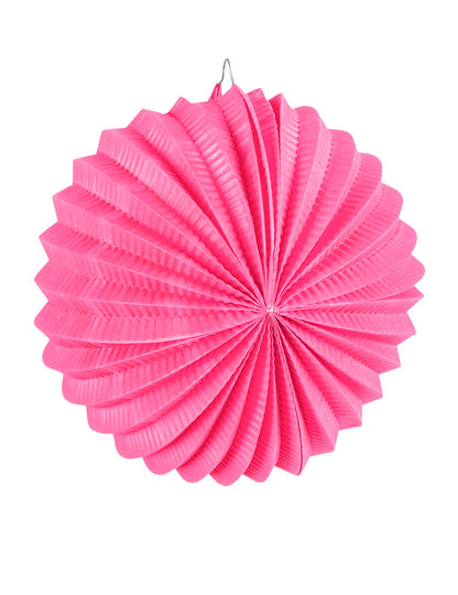 Rózsaszín lámpa a kerek, színes papírlámpák közül a bulira