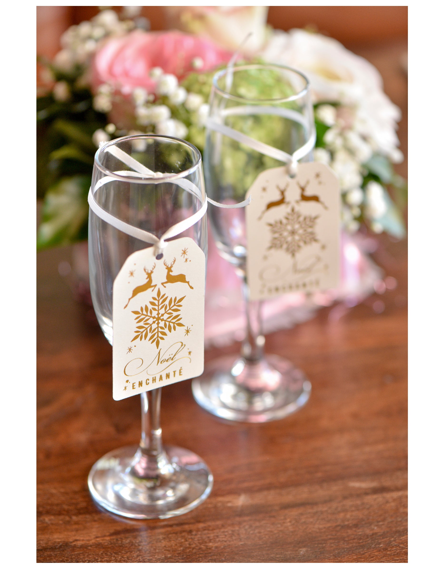 Mise en situation sur des flûtes à champagne du marque-places en carton Noël enchanté