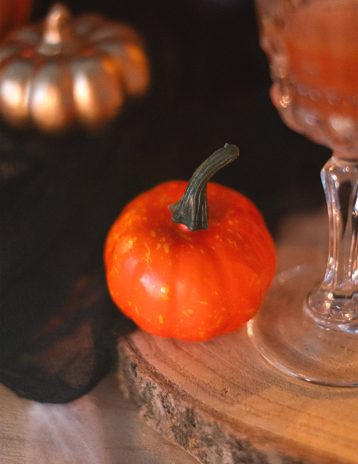 Mise en situation sur un socle en bois des petites citrouilles d'Halloween pour décoration