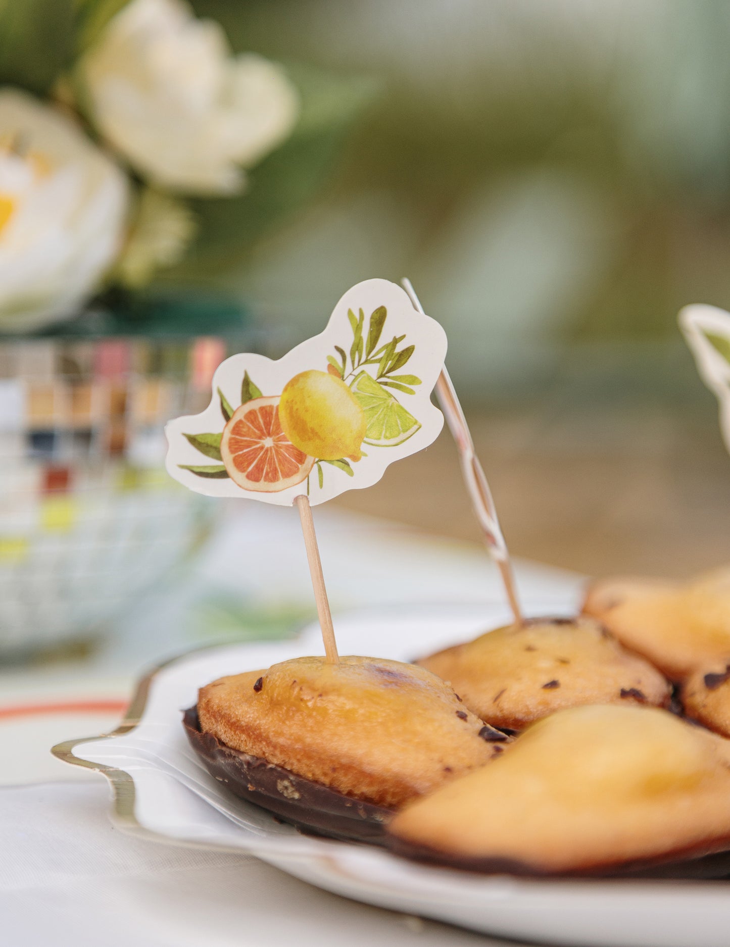 12 citrusos pezsgőpálcika krémszínű, narancssárga és sárga papírban koktélokhoz