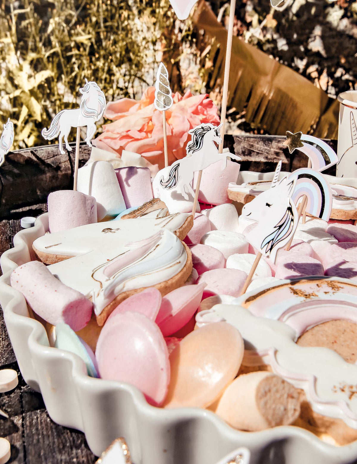 Mise en situation des pics licorne pour gâteau