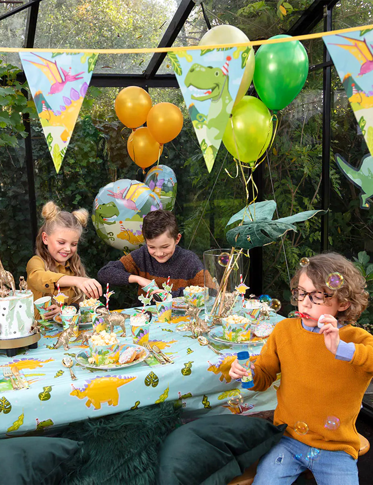 Mise en situation sur une table d'anniversaire des serviettes en papier Dino Party