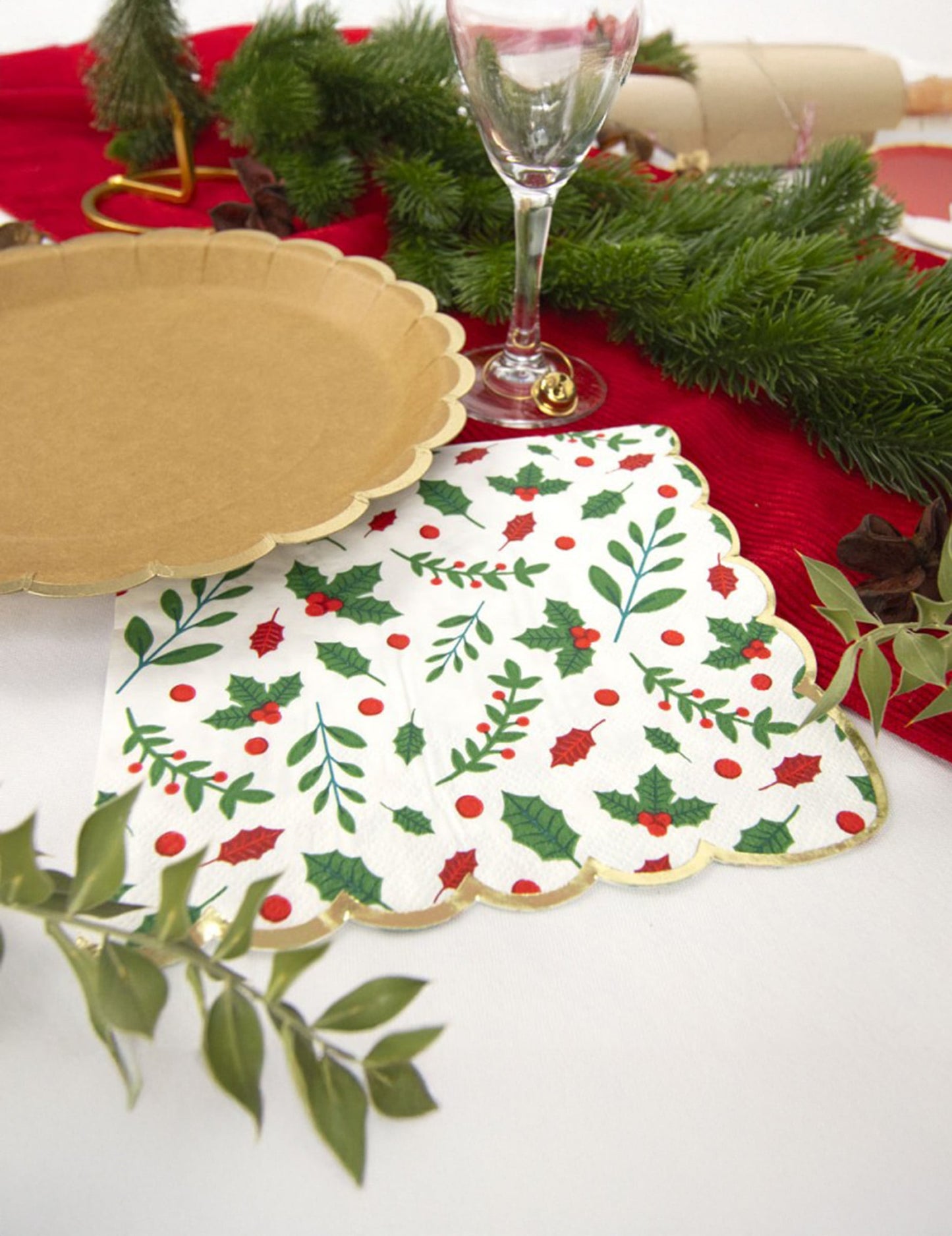Détail du bord doré des serviettes en papier festonnées houx pour Noël
