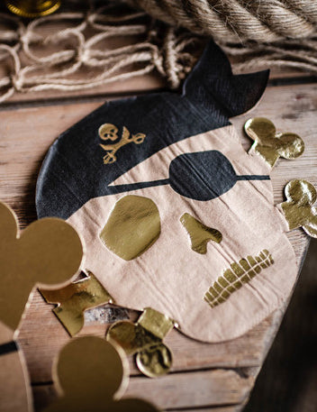 16 kraftpapír kalózszalvéta arany szegéllyel 26 cm kalózfej