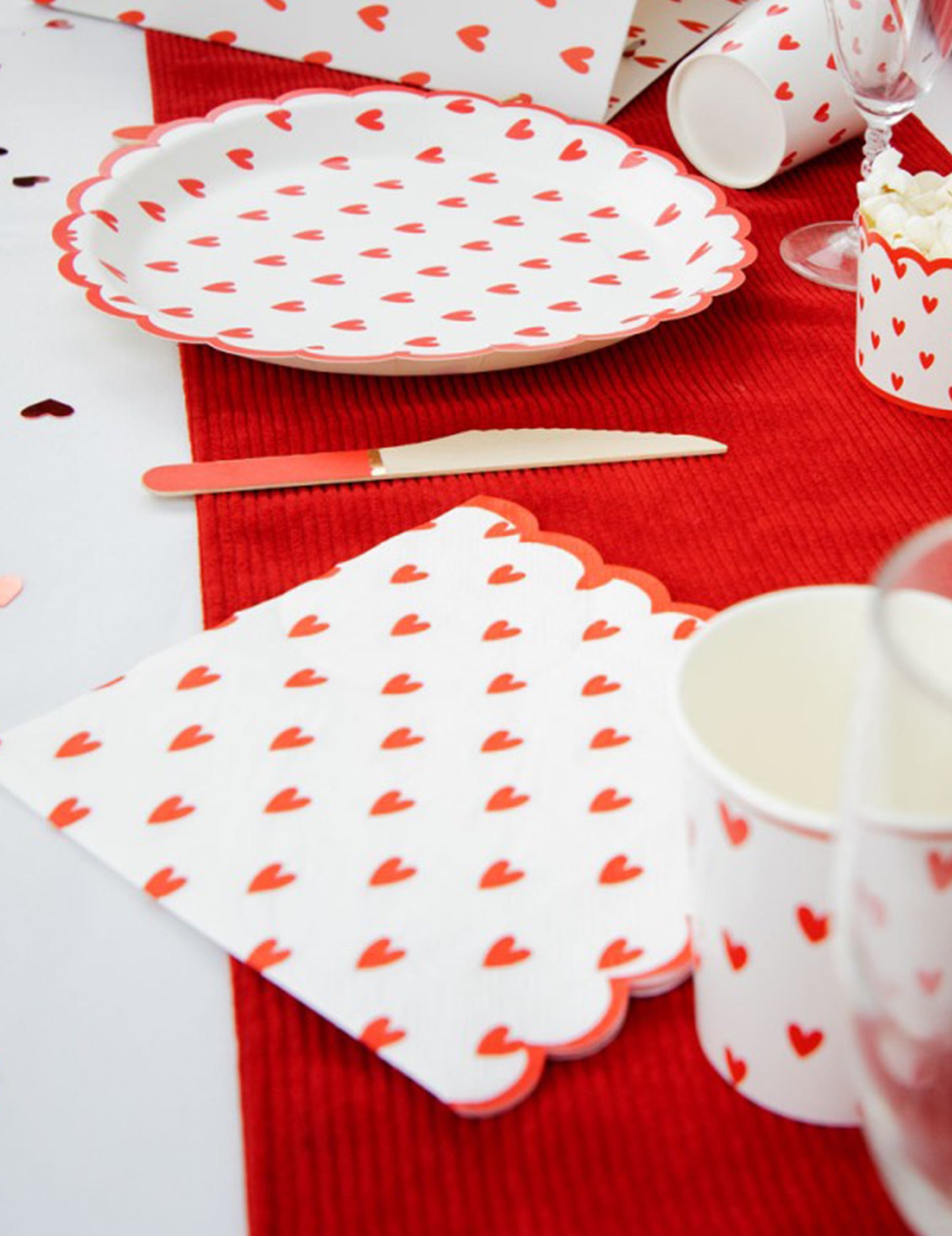 16 db kagylós papírszalvéta apró szívekkel, 33 x 33 cm