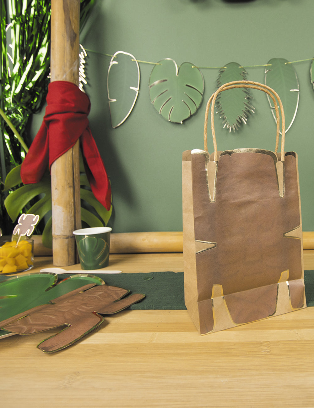 Mise en situation avec sac cadeau coordonné des serviettes en papier totem