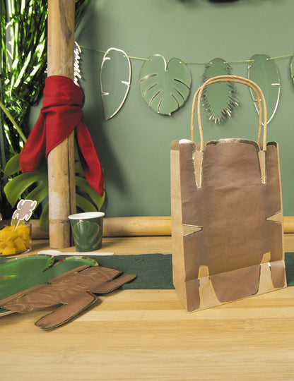 Mise en situation avec sac cadeau coordonné des serviettes en papier totem