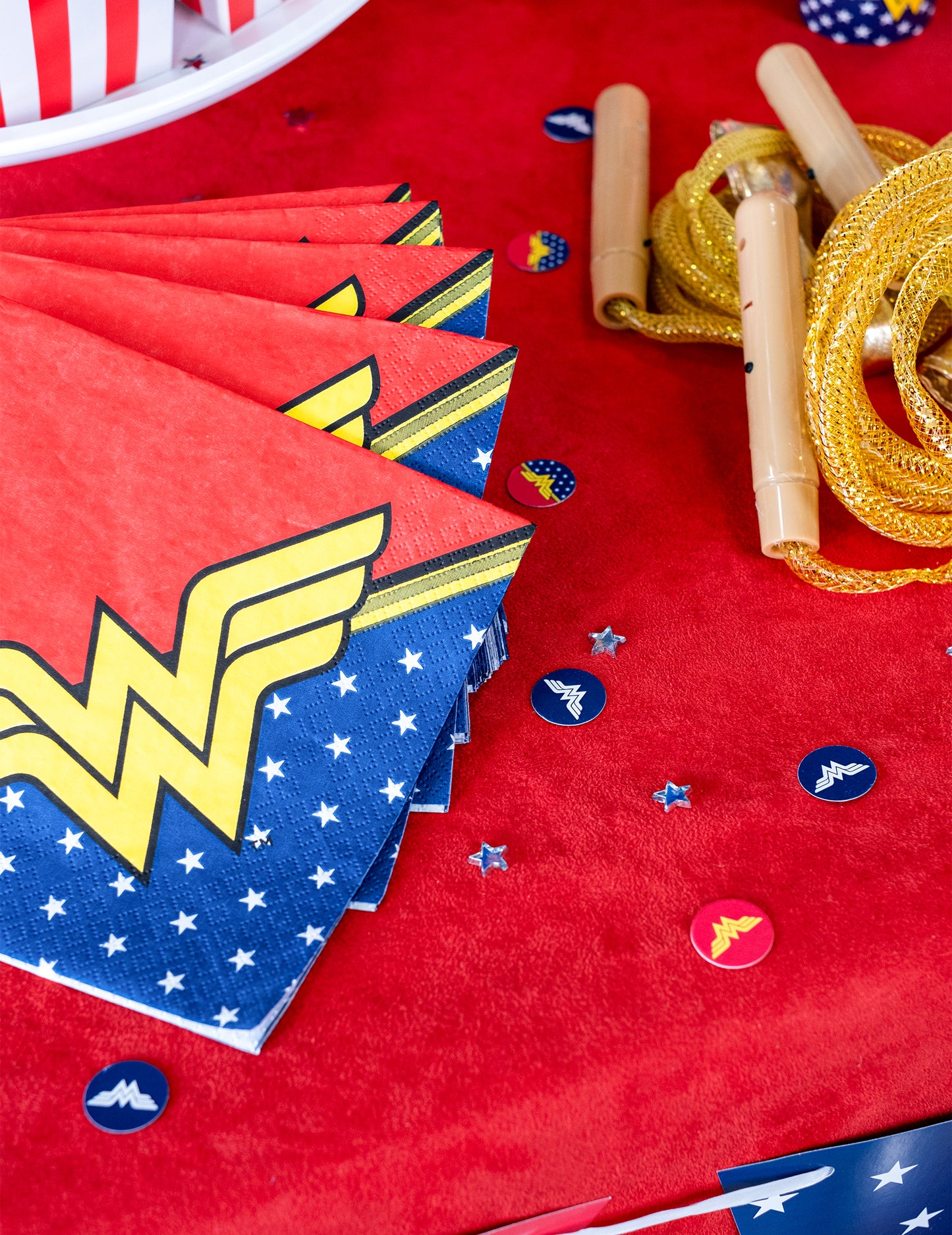 160 db Wonder Woman™ konfetti 2 cm