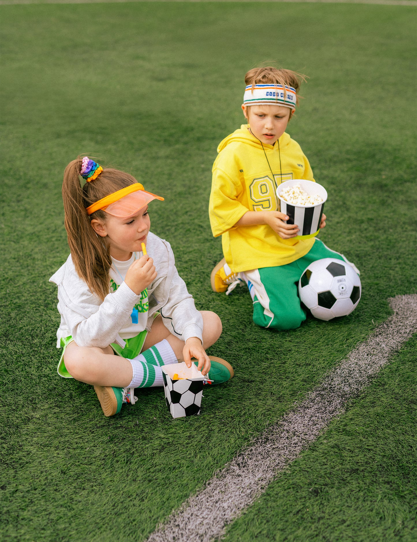 2 fekete-fehér csíkos kartondoboz 14 cm