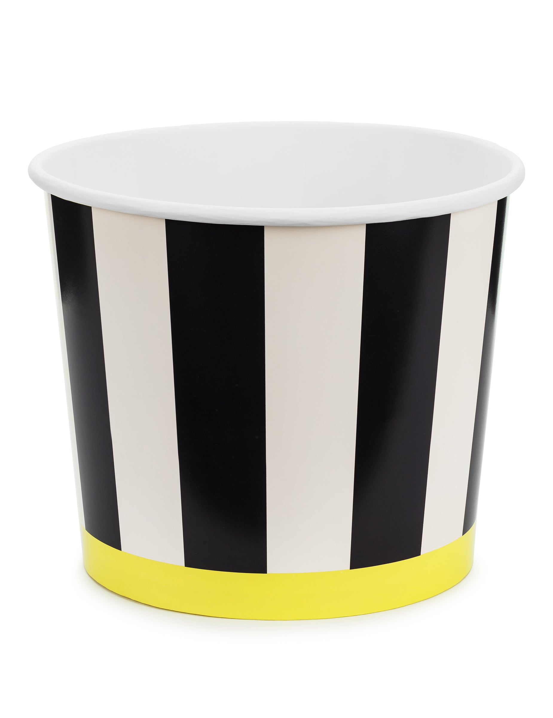 Mise en situation des pots à snacks en carton à rayures noires et blanches avec base jaune
