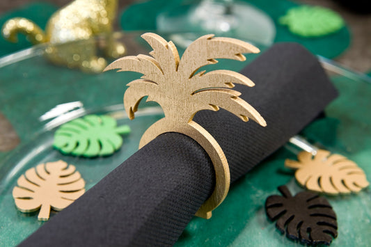 Mise en situation du rond de serviette palmier thème tropical chic doré en bois