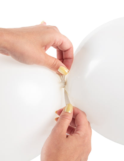 20 fehér összeköthető lufi 28 cm 