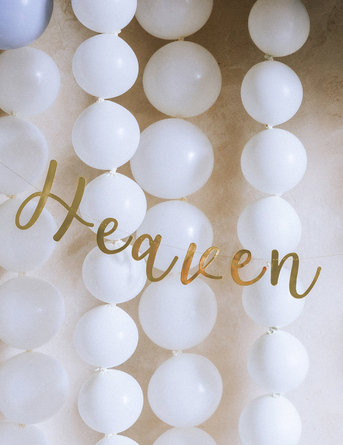 Détail de la guirlande Heaven du ballons à relier pour fête blanc