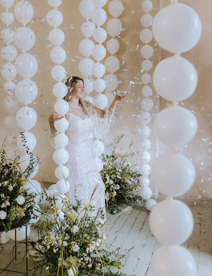 Mise en scène d'ambiance festive du ballons à relier pour fête blanc