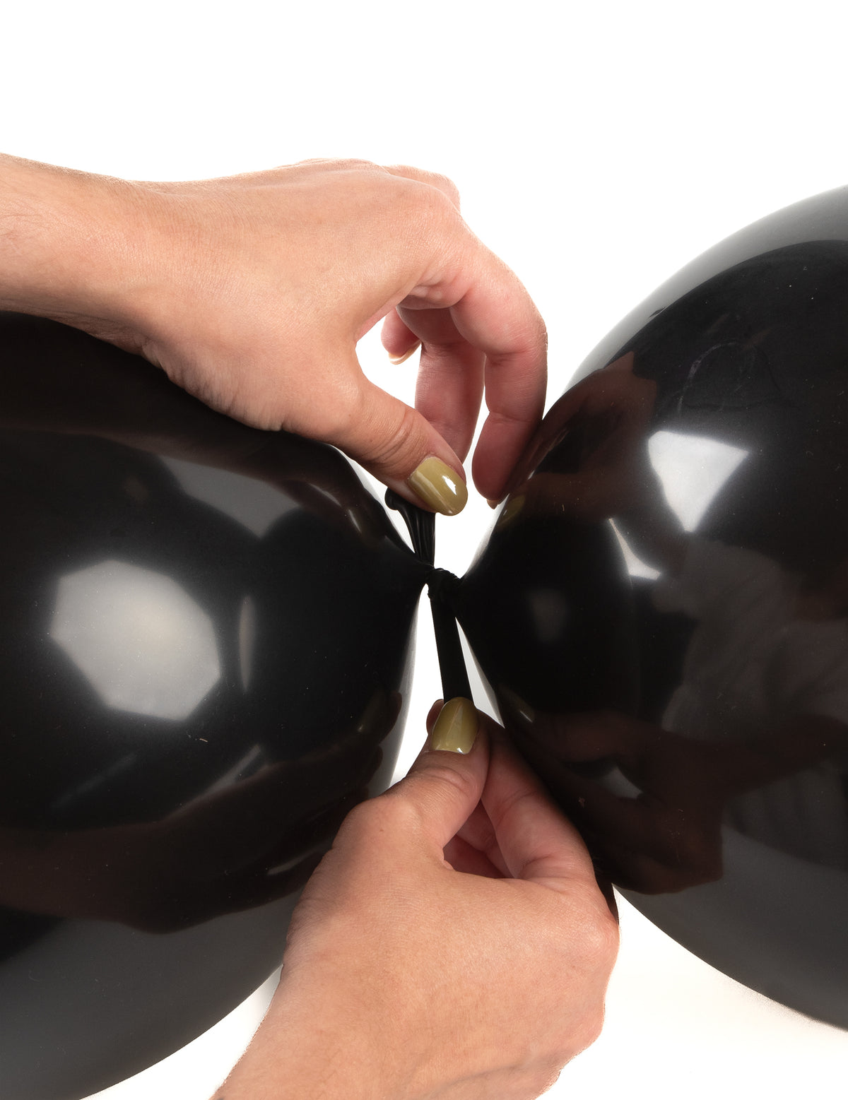 Démonstration du raccordement des ballons à relier pour décoration de fête noir