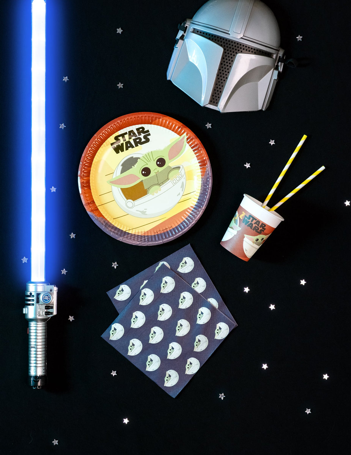 Mise en scène avec sabre laser et casque des serviettes en papier bébé Yoda The Mandalorian