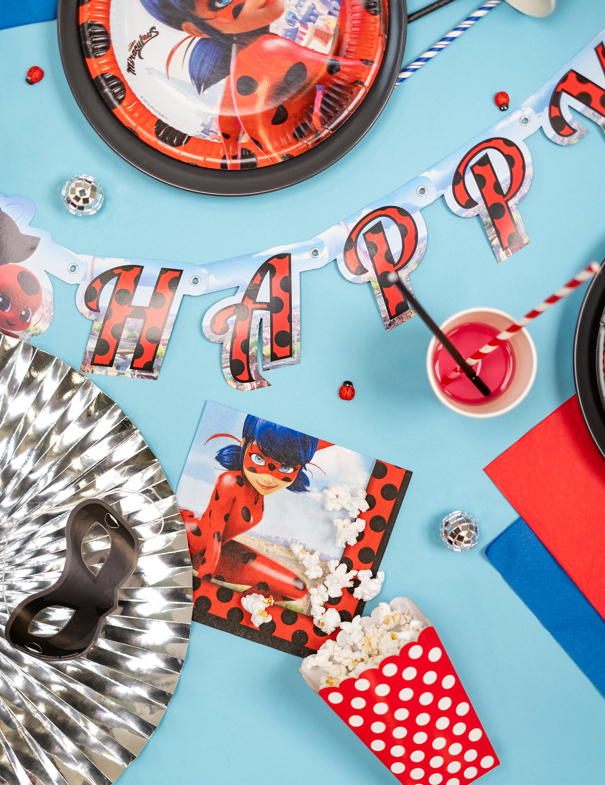 Mise en scène des serviettes en papier Ladybug à Paris avec d'autres articles de fête