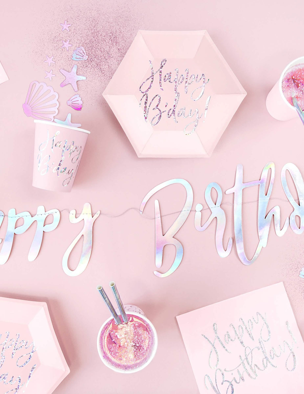 Asztaldekoráció a Happy Birthday papírszalvétákhoz