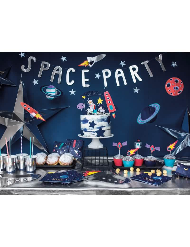 Elrendezés egy parti asztalon Space Adventure papírszalvéták