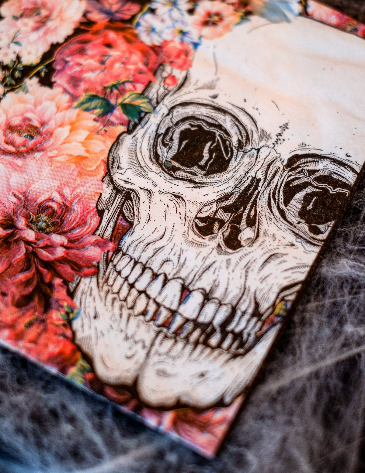 Détail de l'illustration des serviettes en papier squelette fleuri