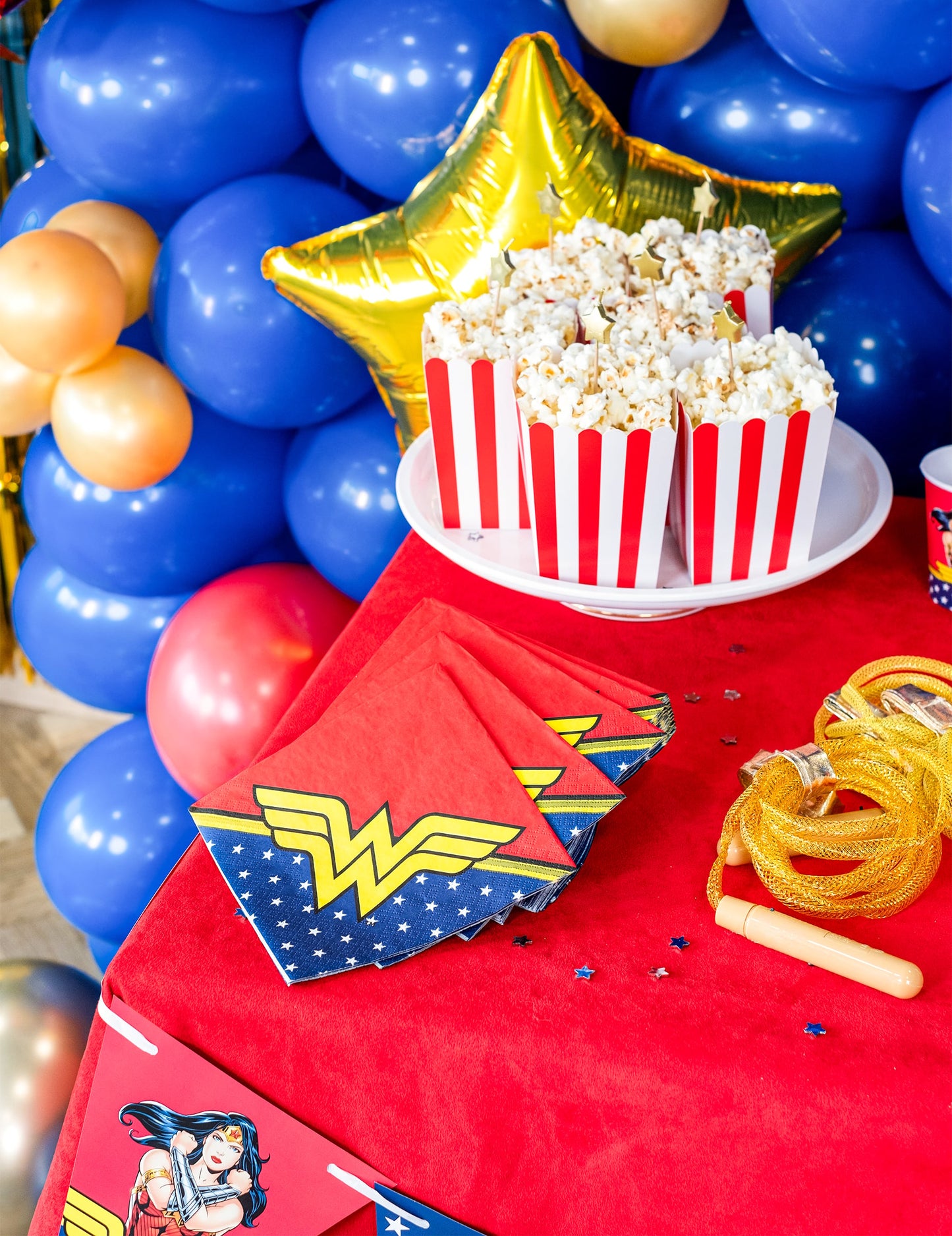 Mise en situation avec ballons et popcorn des serviettes en papier Wonder Woman