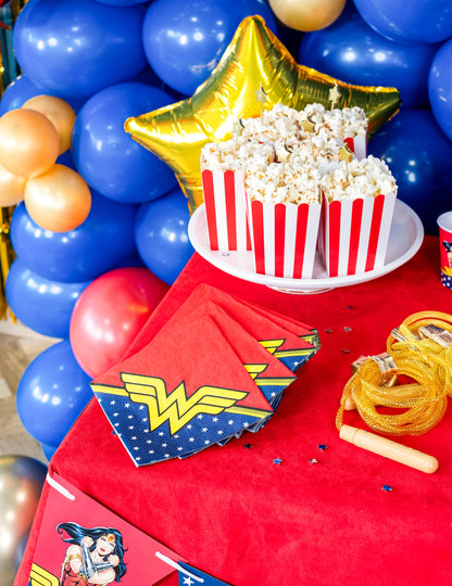 Mise en situation avec ballons et popcorn des serviettes en papier Wonder Woman