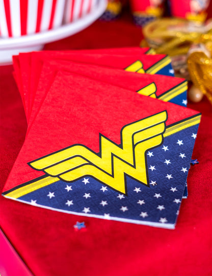 Vue en perspective de la pile de serviettes en papier Wonder Woman