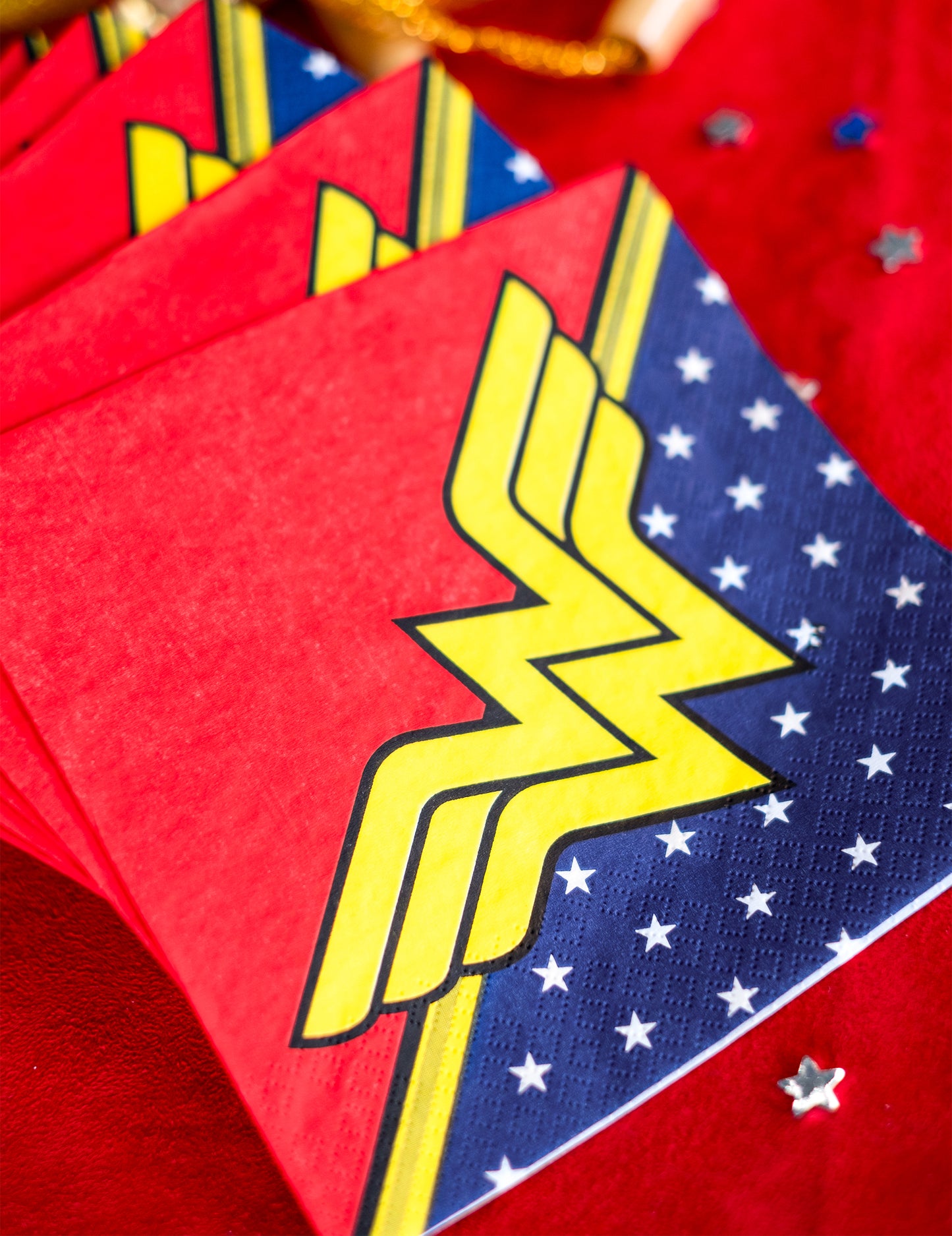 Vue rapprochée de la pile de serviettes en papier Wonder Woman