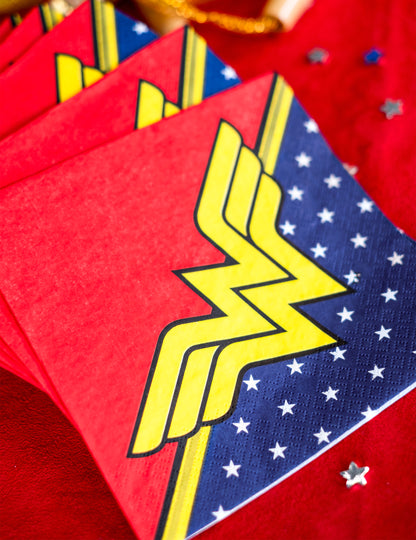 Vue rapprochée de la pile de serviettes en papier Wonder Woman