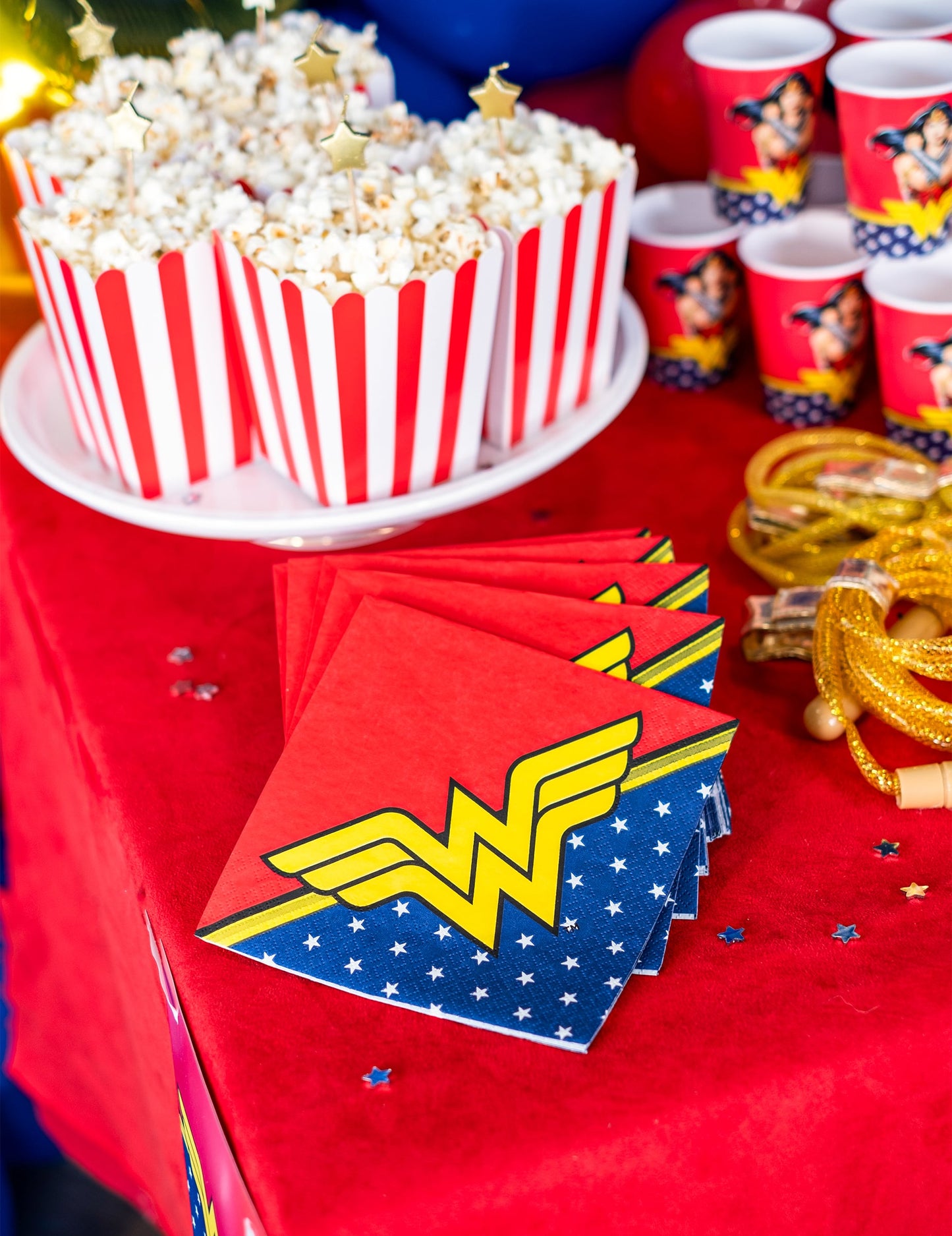 Mise en situation avec popcorn et gobelets de fête des serviettes en papier Wonder Woman