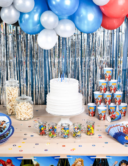 Mise en scène de la table de fête des bougies d'anniversaire pour fête bleues blanches et argentées torsadées