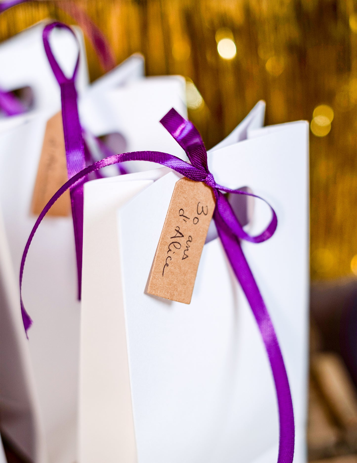 Gros plan sur l'utilisation des étiquettes perforées de mariage pour fête
